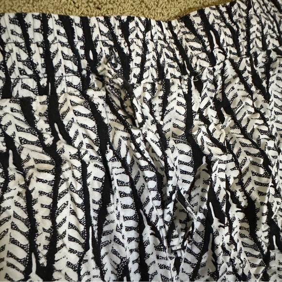 Ava & Viv black and white floral pull-on short with drawstring waist, size 4X - Picture 4 of 5